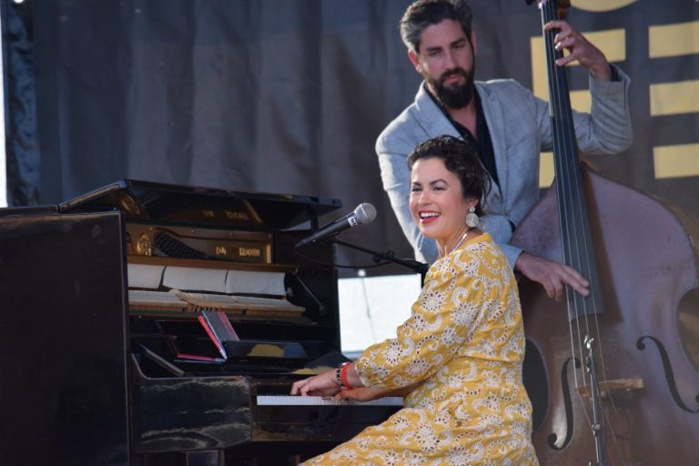 En pianist och basist under jazzfestivalen i Ödåkra