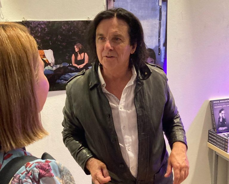 Porträttbild på Steve Hogarth efter konsert i Malmö.