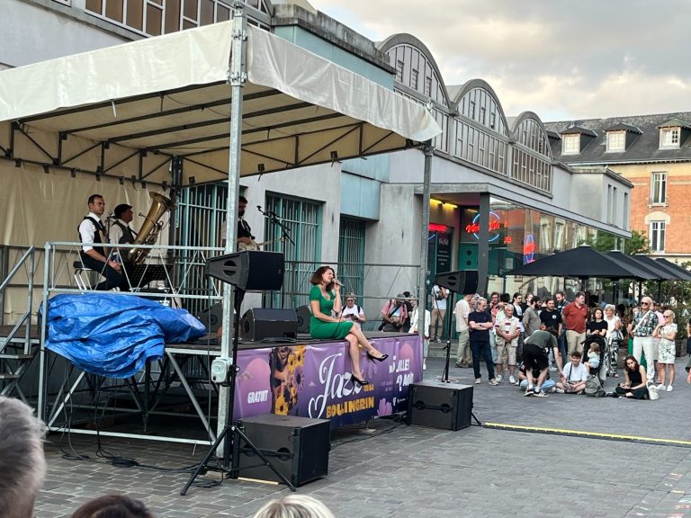 Sassy jazzband på en liten utomhusscen