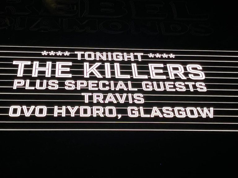 Billboard som visar kvällens artister på OVO Hydro i Glasgow: The Killers plus special guests Travis.