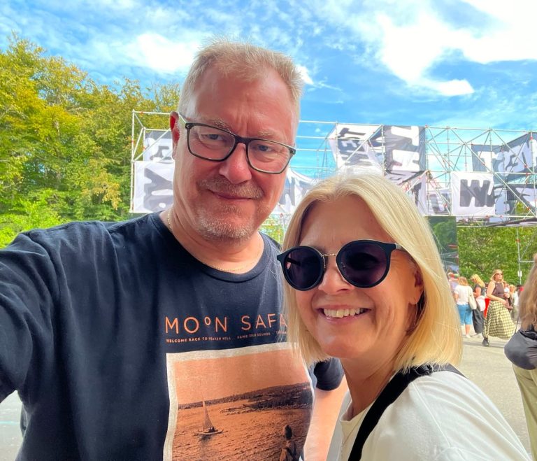 En glad man och kvinna vid entrén till Way Out West
