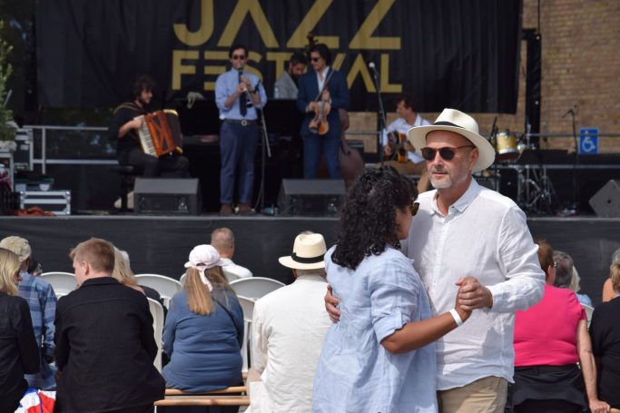 Dansande par på Ödåkra Jazzfestival