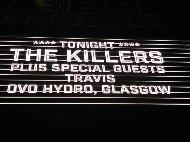 Neonskylt inför konsert i Glasgow med Travis och the Killers
