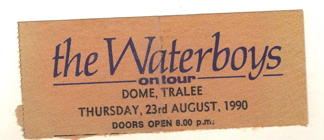 Dekorativ bild föreställande en pappersbiljett från konsert med the Waterboys i Tralee på Irland 1990. 