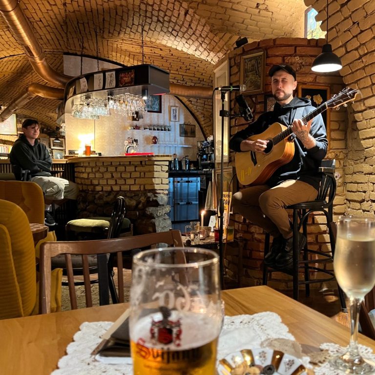 dejvdou 1 trubadur på en gammal pub i Bratislava